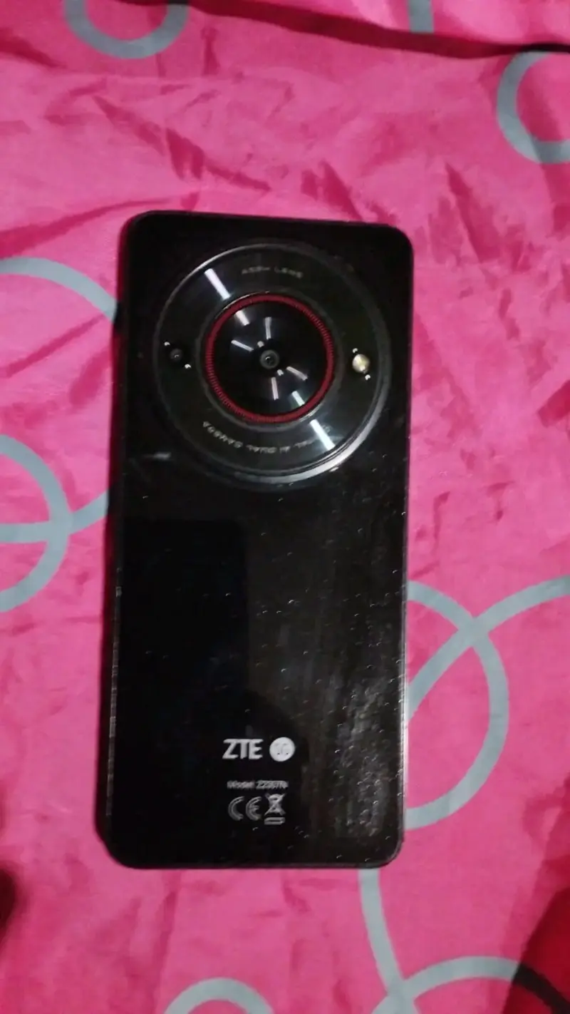 Smartphone ZTE Blade A75 5G con pantalla grande - 1