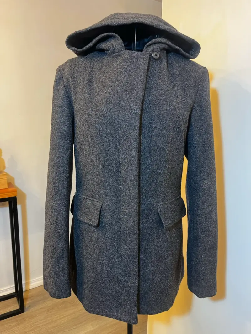 Abrigo gris con capucha, talla S - 2