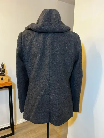 Abrigo gris con capucha, talla S - miniatura 3