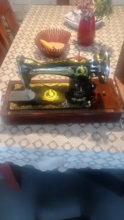 Máquina de Coser Antigua Kangaroo Decorativa - miniatura 1