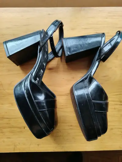 Sandalias negras de charol con plataforma Foster - miniatura 1
