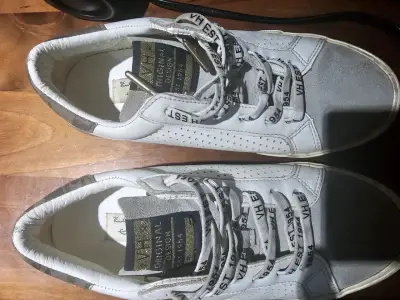 Zapatillas deportivas blancas con diseño camuflado - miniatura 1