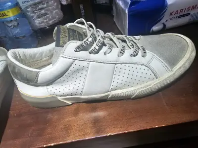 Zapatillas deportivas blancas con diseño camuflado - miniatura 2