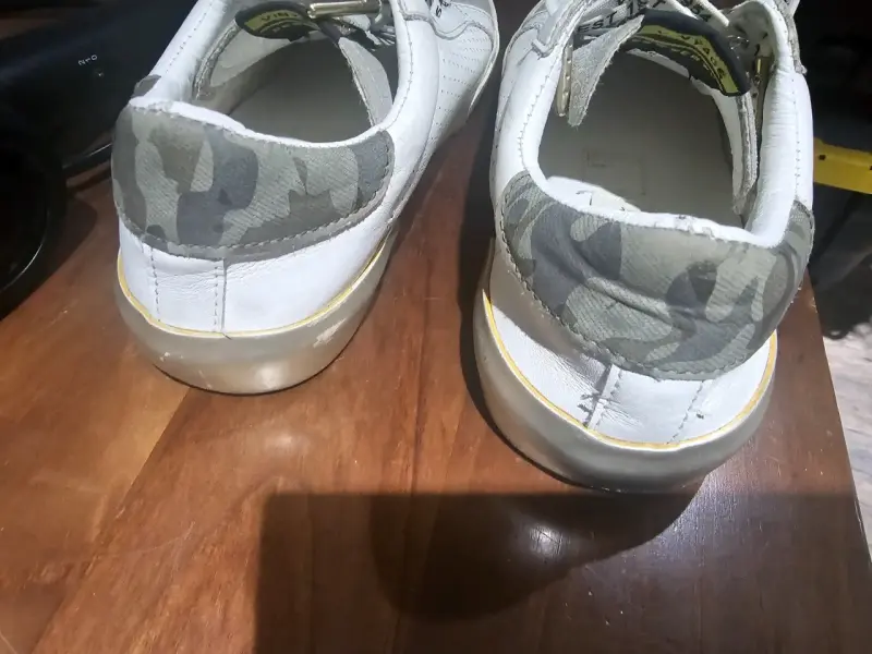 Zapatillas deportivas blancas con diseño camuflado - 4