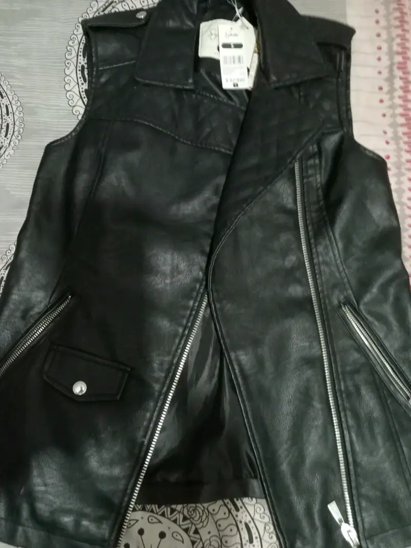 Chaleco de cuero negro sin mangas