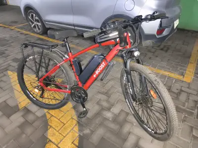 Bicicleta eléctrica roja con batería eBoost - miniatura 1