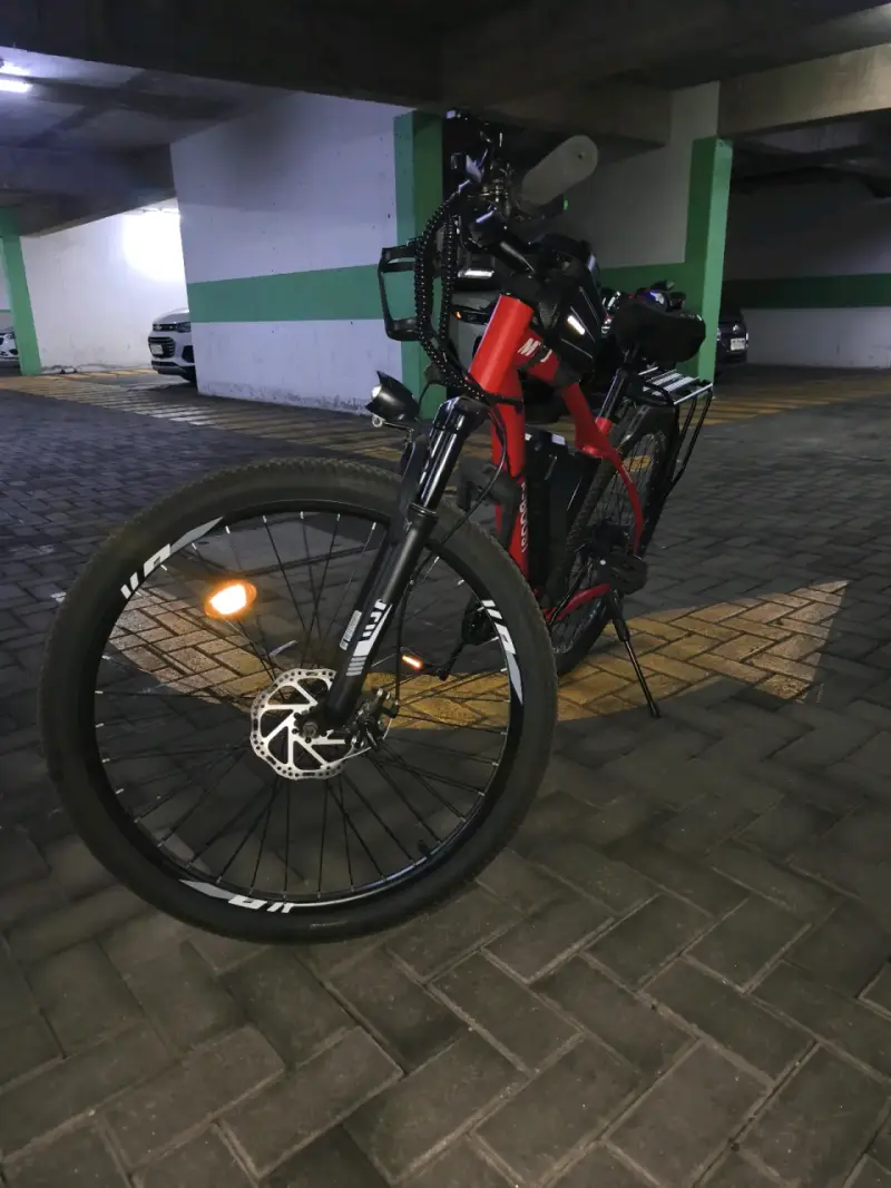 Bicicleta eléctrica roja con batería eBoost - 2