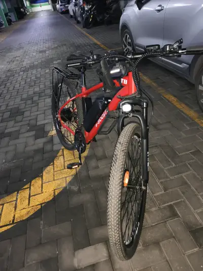 Bicicleta eléctrica roja con batería eBoost - miniatura 3