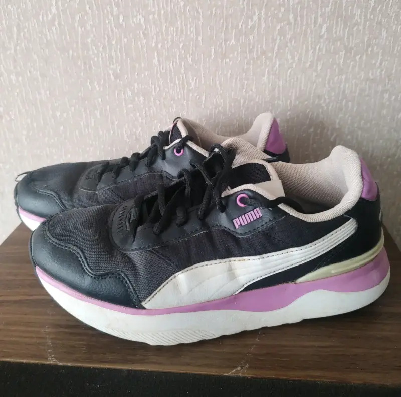Zapatillas deportivas Puma negras y moradas