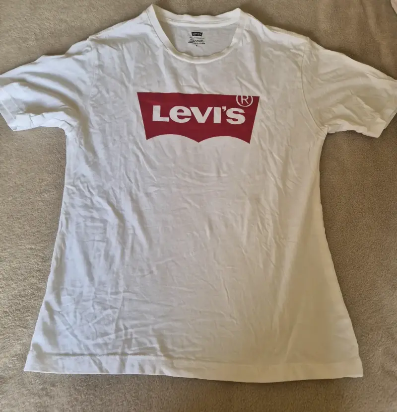 Polera blanca Levi's con logo rojo
