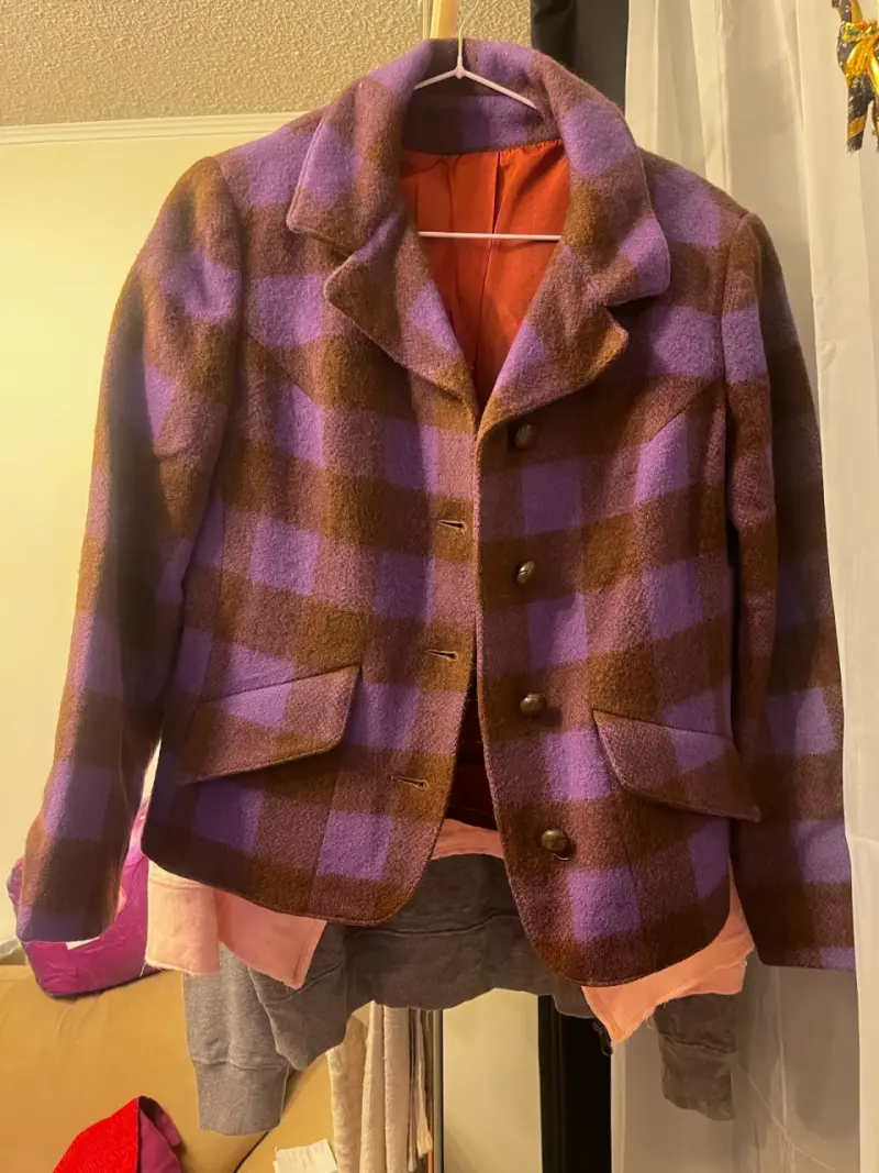 Chaqueta de lana a cuadros morada y café - 2