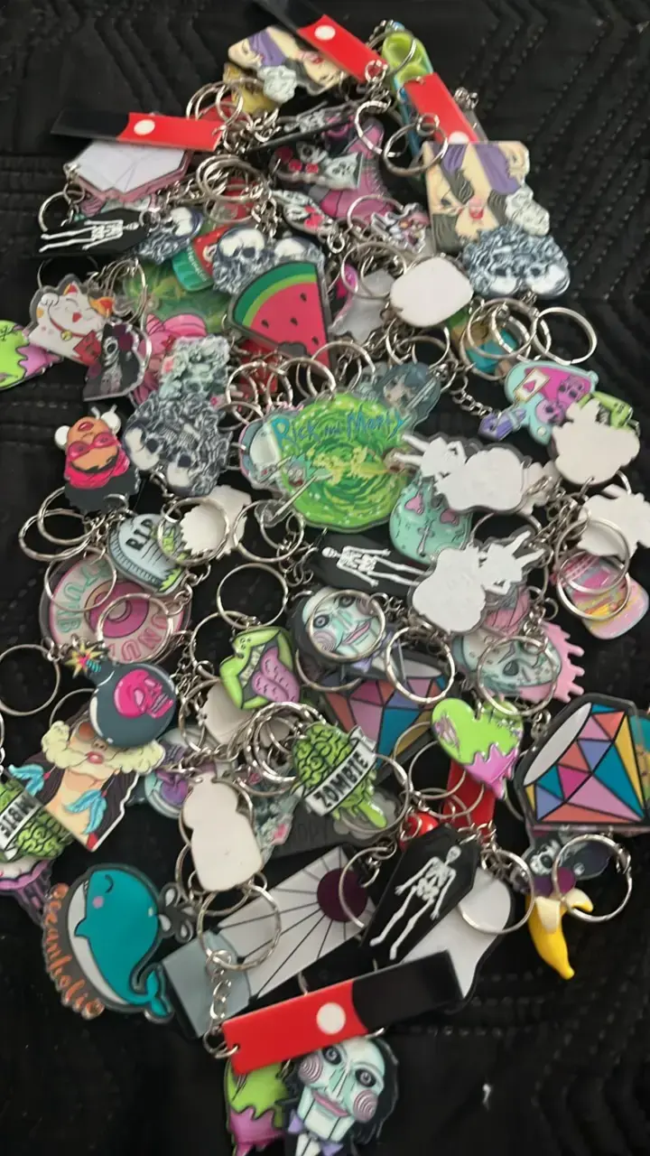 Lote de llaveros con diseños variados