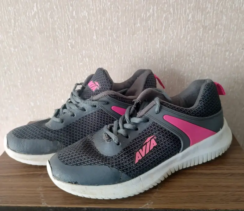 Zapatillas deportivas grises y rosadas Avia para mujer