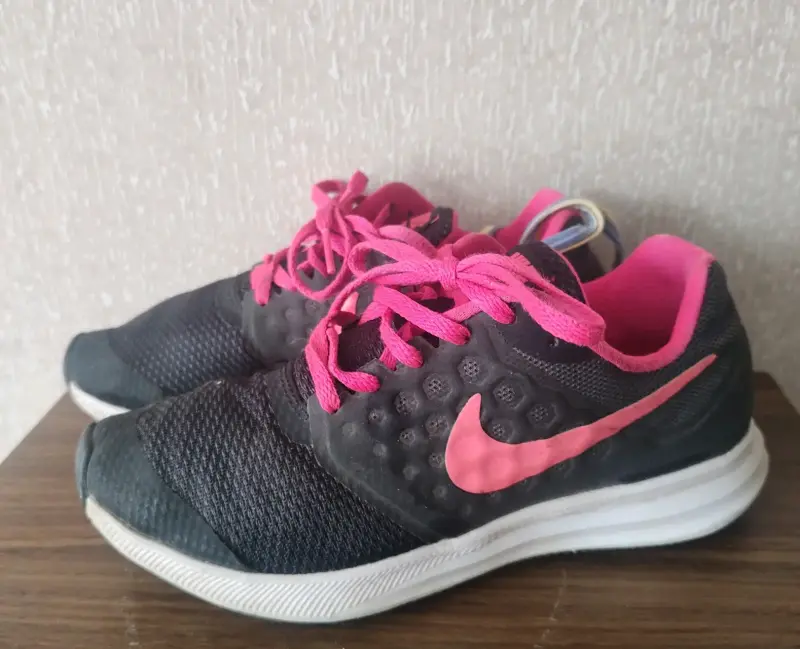 Zapatillas deportivas Nike negras con rosado