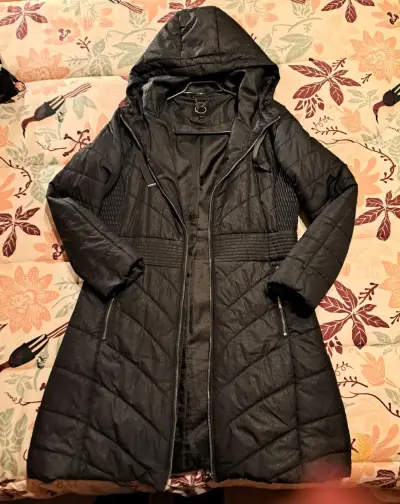 Abrigo largo negro con capucha para mujer marca iO - miniatura 1