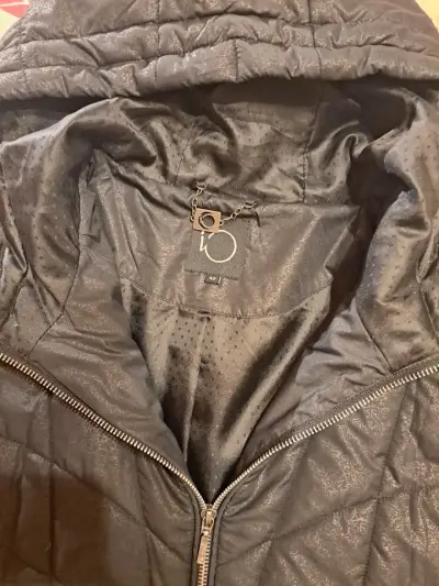 Abrigo largo negro con capucha para mujer marca iO - miniatura 3