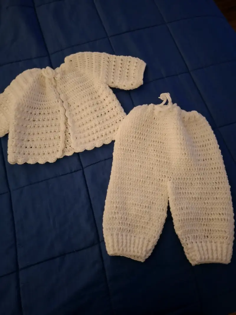 Conjunto de ropa tejida para bebé en crochet - 3