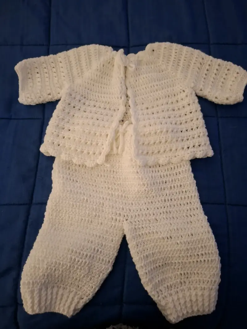 Conjunto de ropa tejida para bebé en crochet - 6