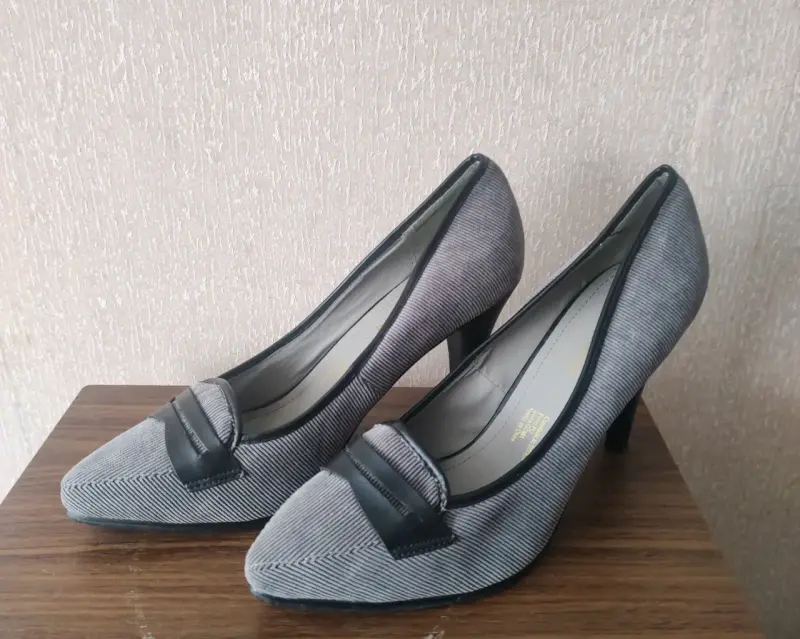Zapatos de tacón gris con detalle negro