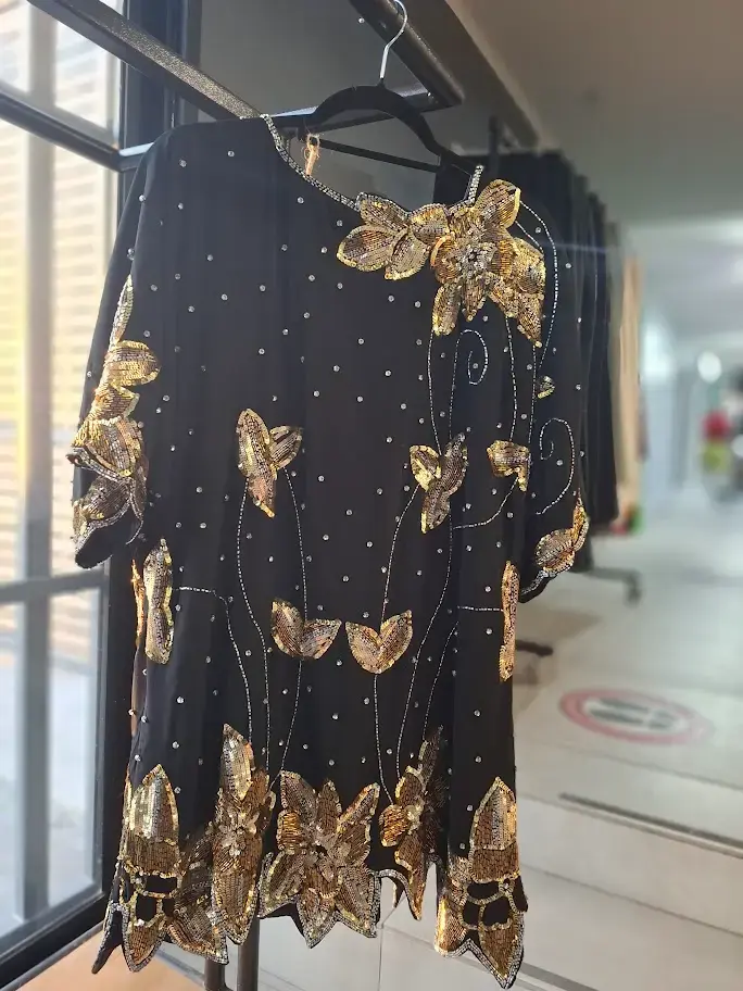 Vestido negro con lentejuelas doradas