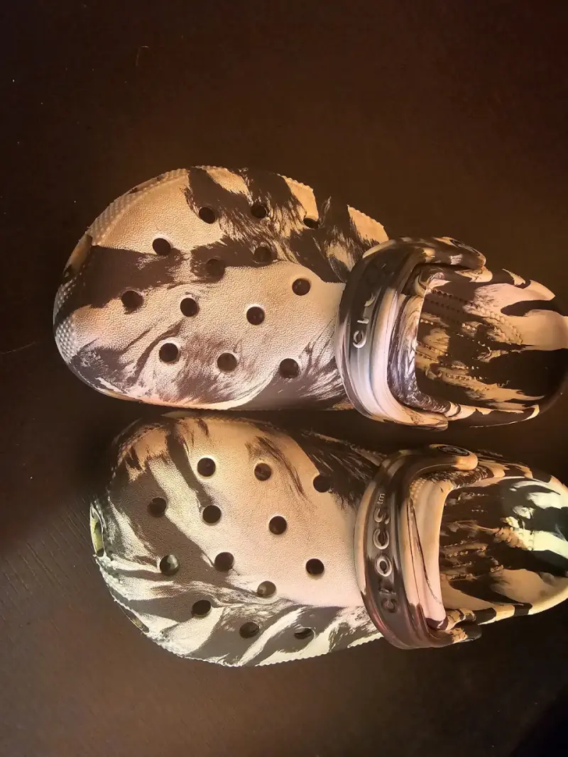 Zuecos Crocs camuflados para adultos - 1