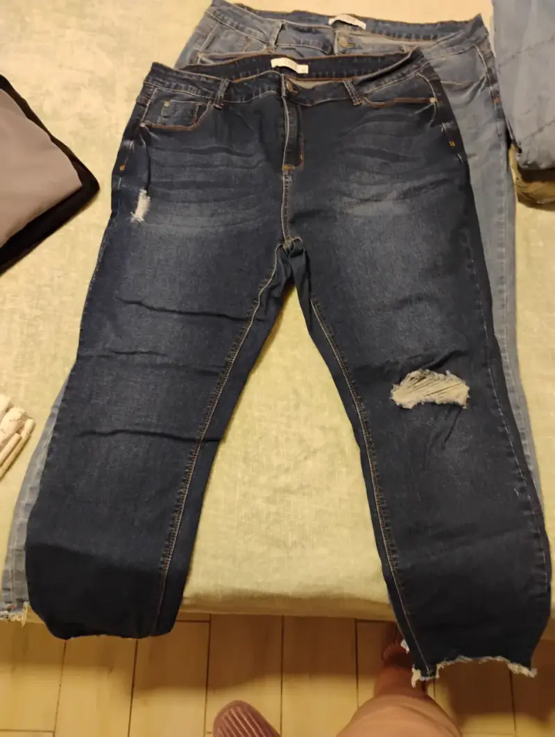 Jeans de mezclilla desgastados para mujer