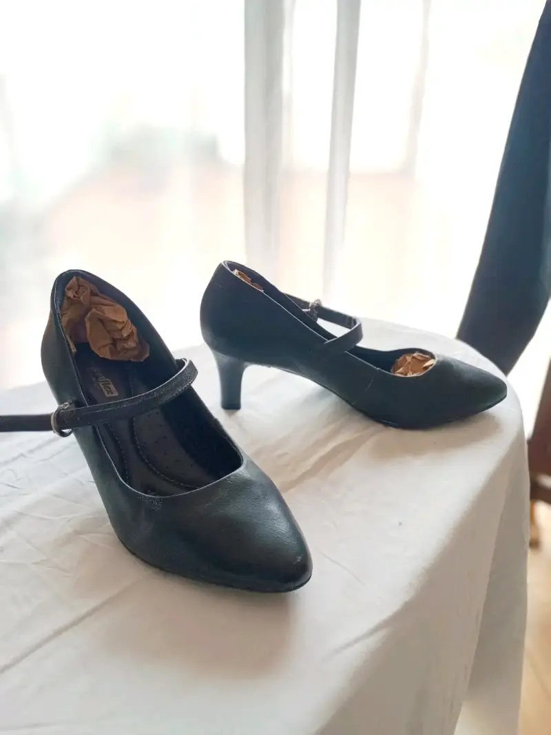 Zapatos de tacón bajo negros con correa