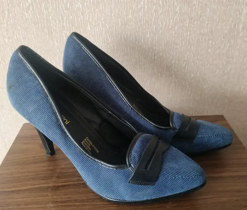 Zapatos de tacón azul con diseño elegante