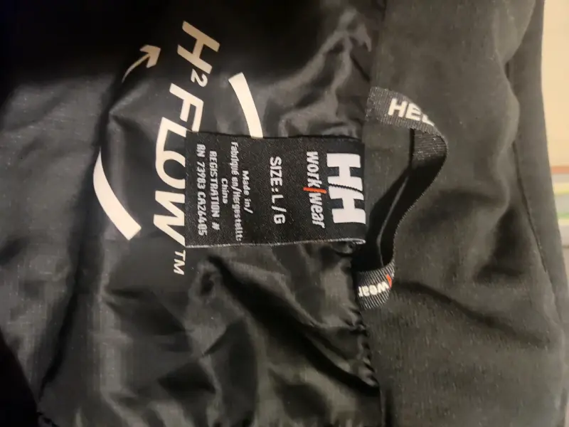 Chaqueta Helly Hansen negra con tecnología H2Flow - 4
