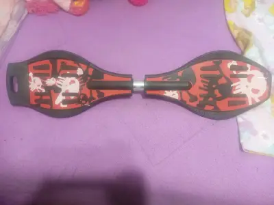 Waveboard rojo con diseño de calaveras - miniatura 1
