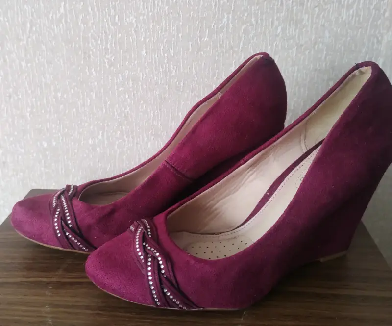 Zapatos de tacón burdeos con detalles brillantes