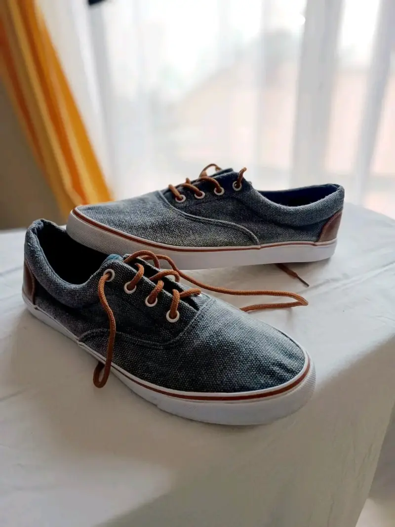 Zapatillas casuales de lona gris con cordones cafe