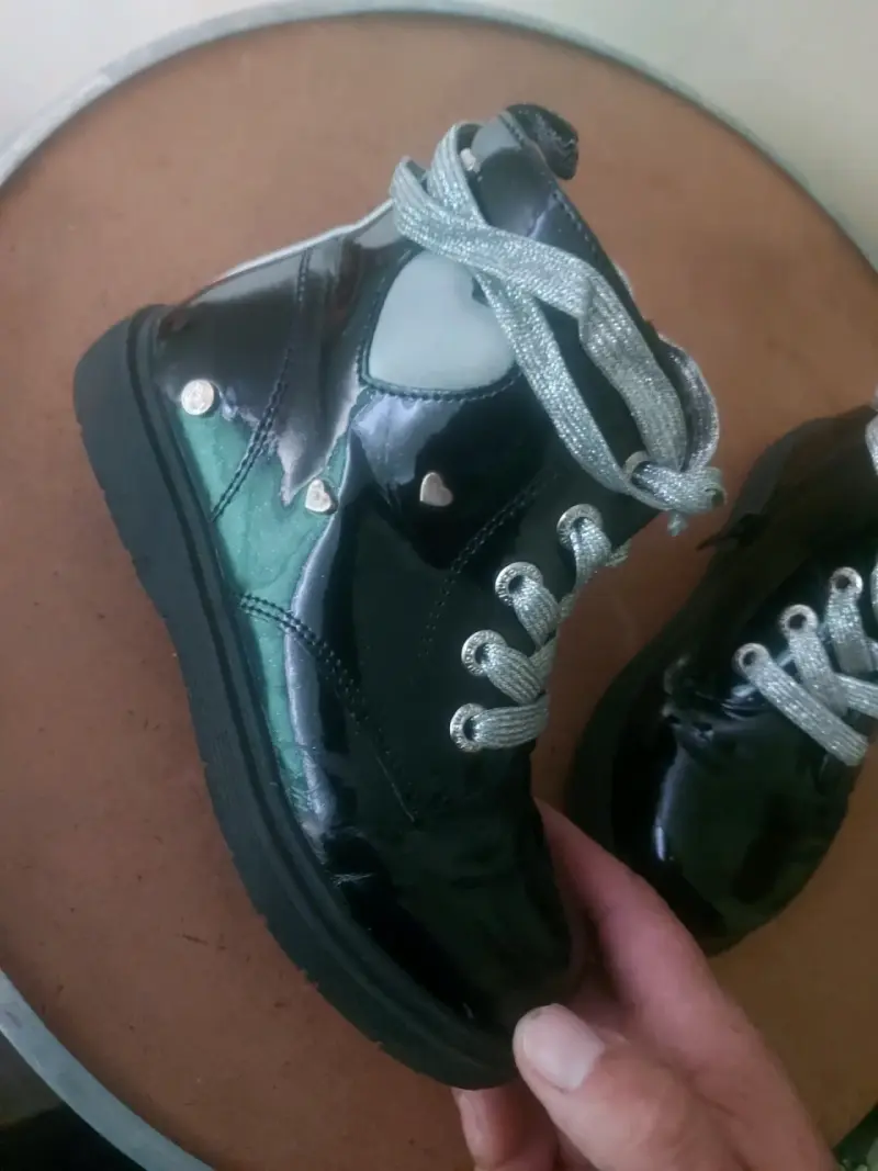 Botines de charol para niños con cordones brillantes - 1