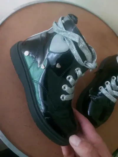 Botines de charol para niños con cordones brillantes - miniatura 1