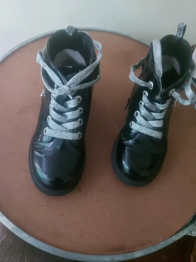 Botines de charol para niños con cordones brillantes - 2