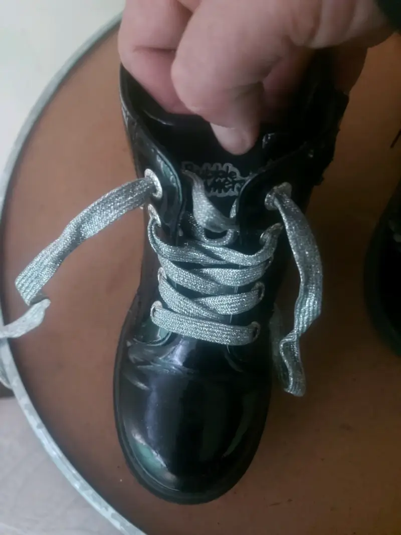 Botines de charol para niños con cordones brillantes - 3