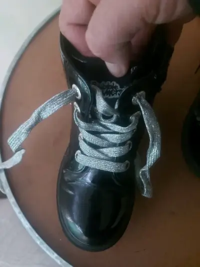 Botines de charol para niños con cordones brillantes - miniatura 3