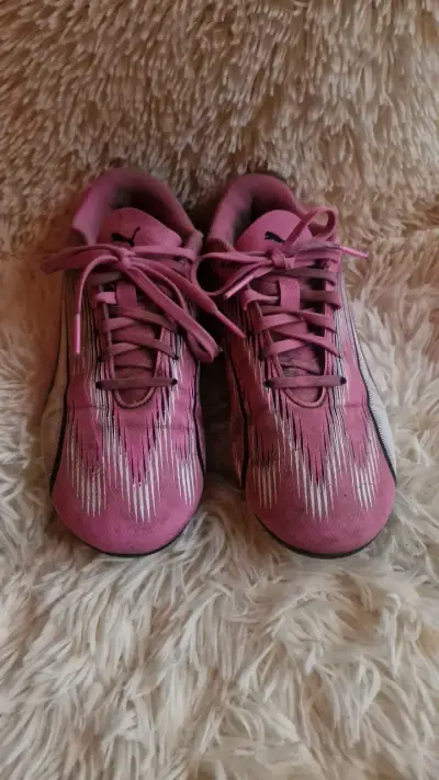 Zapatillas de fútbol Puma Ultra rosadas para mujer - miniatura 1