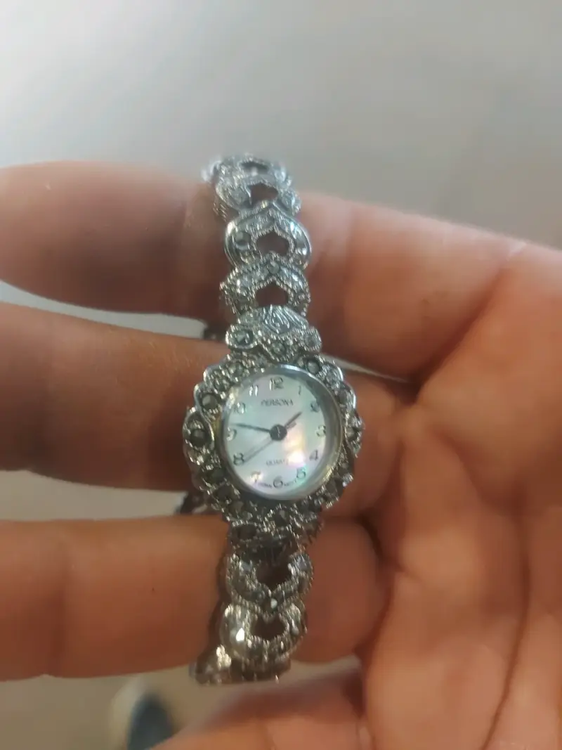 Reloj de pulsera elegante con diseño de joyería - 1