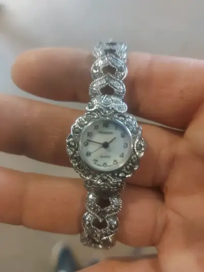 Reloj de pulsera elegante con diseño de joyería - miniatura 2