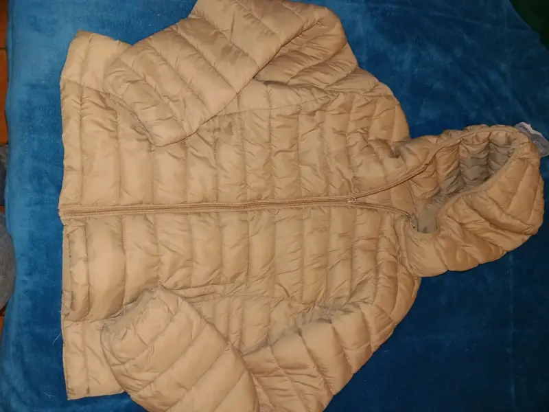 Chaqueta acolchada beige con capucha