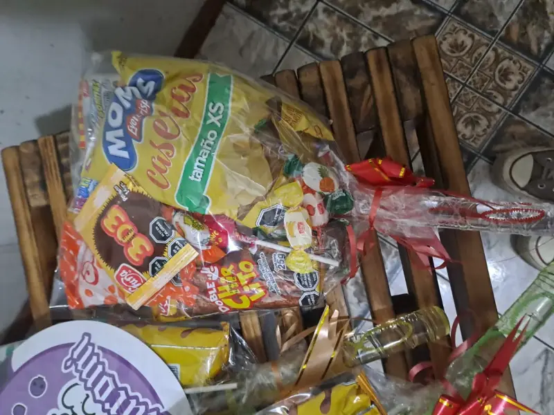 Arreglo de dulces y snacks variados - 1