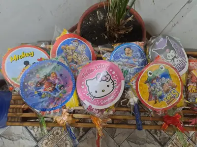 Arreglo de dulces y snacks variados - miniatura 2