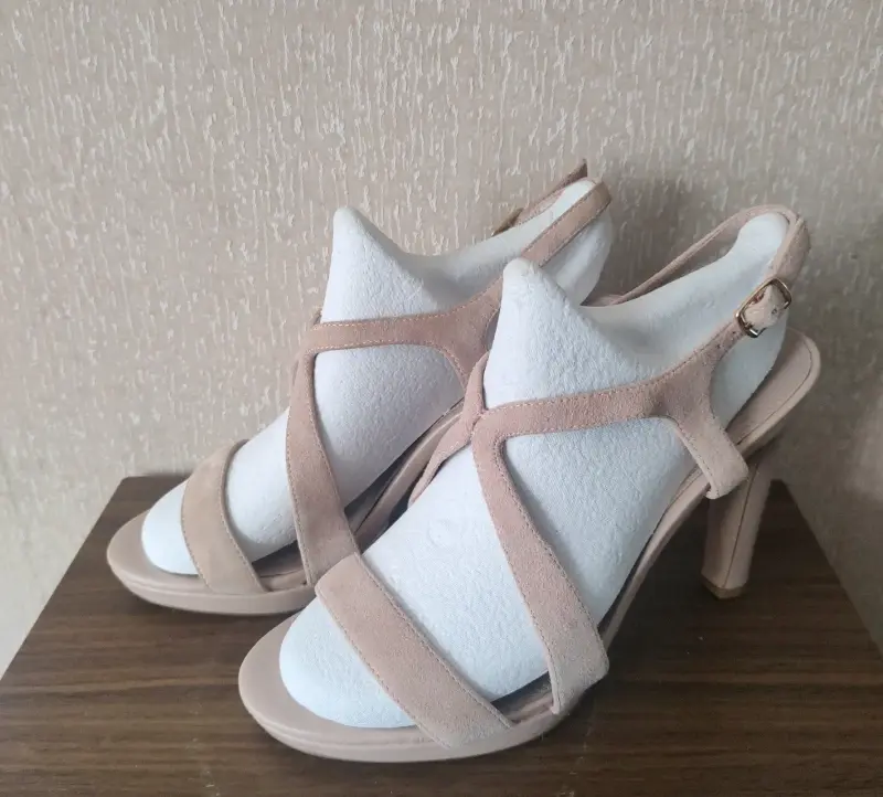Sandalias de tacón alto beige elegantes