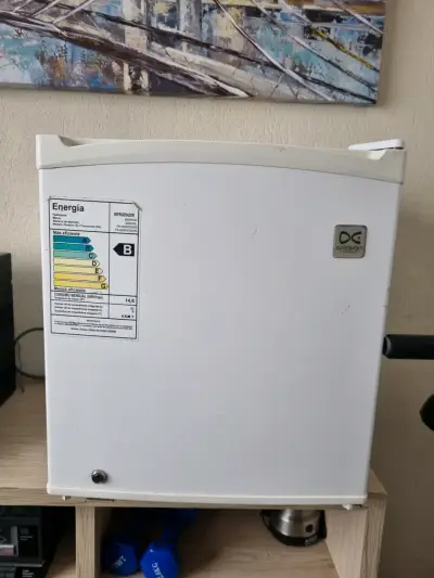 Refrigerador pequeño DCG blanco en buen estado - miniatura 2