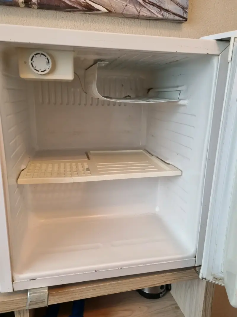 Refrigerador pequeño DCG blanco en buen estado - 3