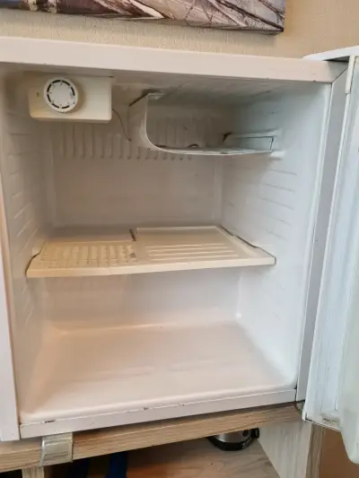 Refrigerador pequeño DCG blanco en buen estado - miniatura 3