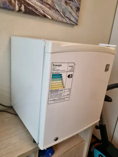Refrigerador pequeño DCG blanco en buen estado - miniatura 4