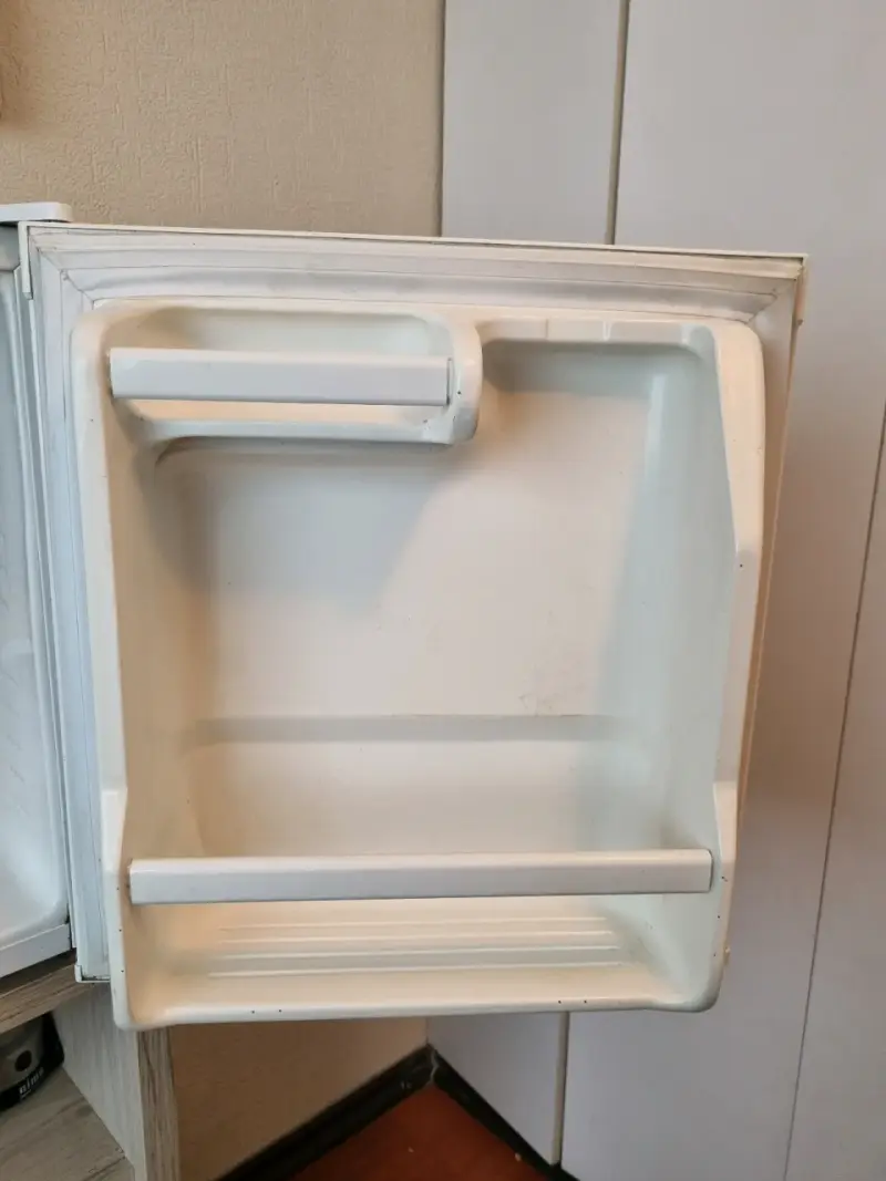 Refrigerador pequeño DCG blanco en buen estado - 5
