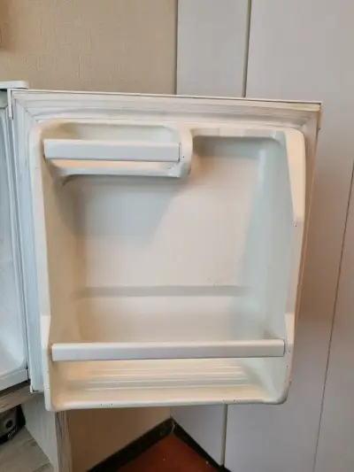 Refrigerador pequeño DCG blanco en buen estado - miniatura 5